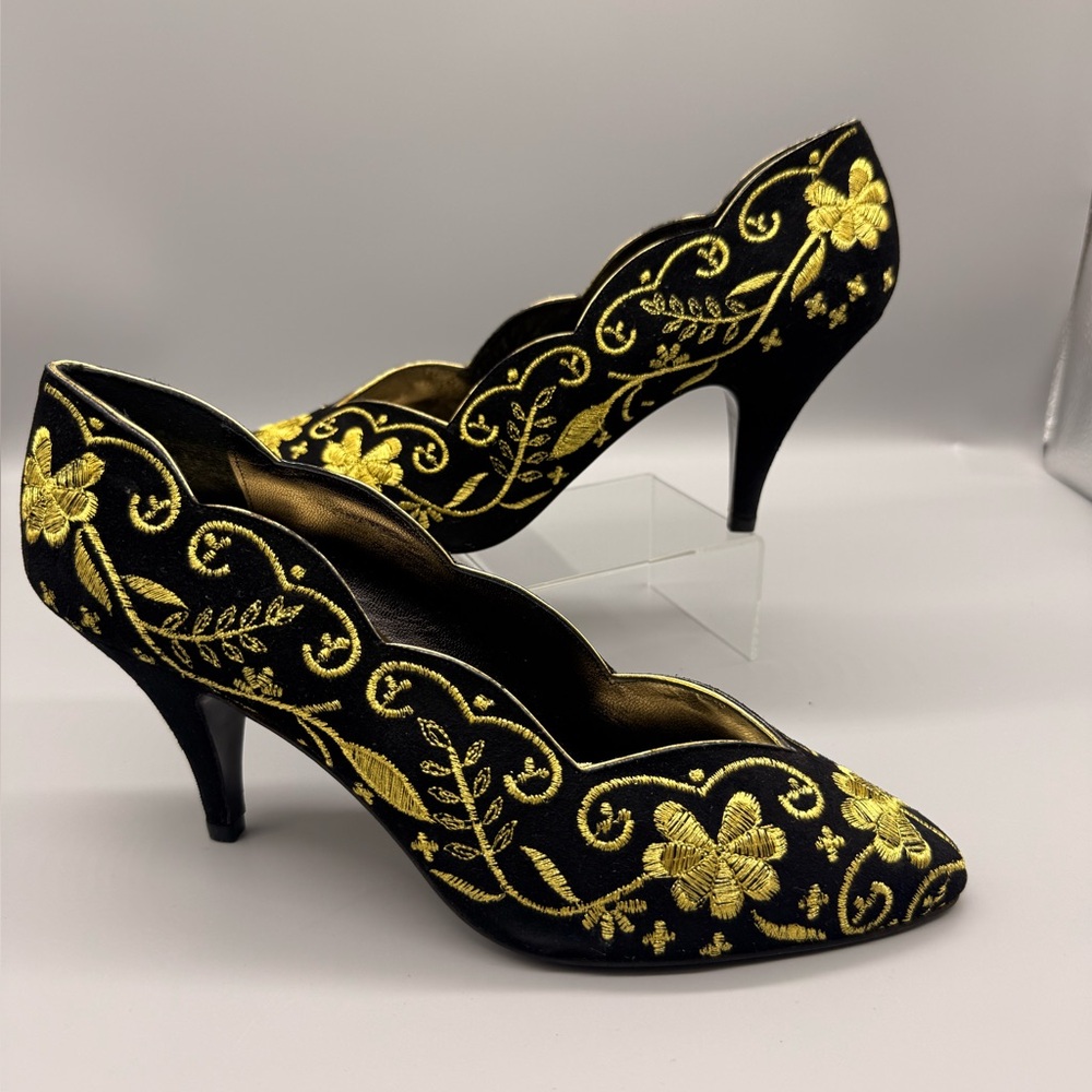 BEVERLY FELDMAN Black and Gold Embroidered Heels ❣️Vintage ❣️